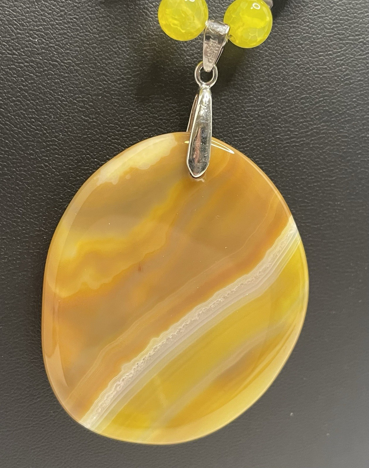 Vtg. Chunky Striped Agate Medallion Pendant Statement Necklace 12” L Yellow Boho