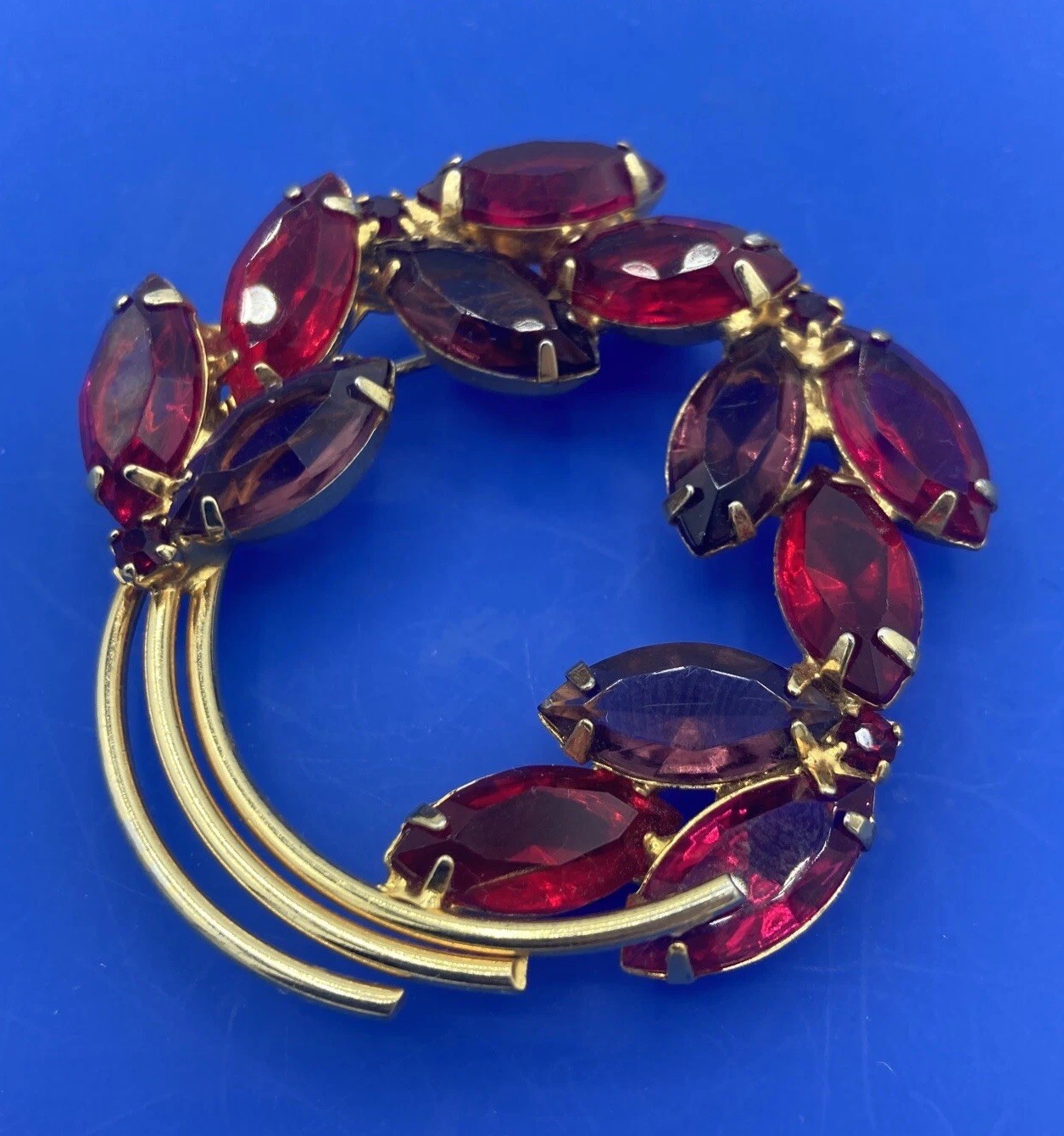 Vintage Juliana Gold Tone Pink Red Purple Rhinestone Wreath Circle Brooch Pin 2”