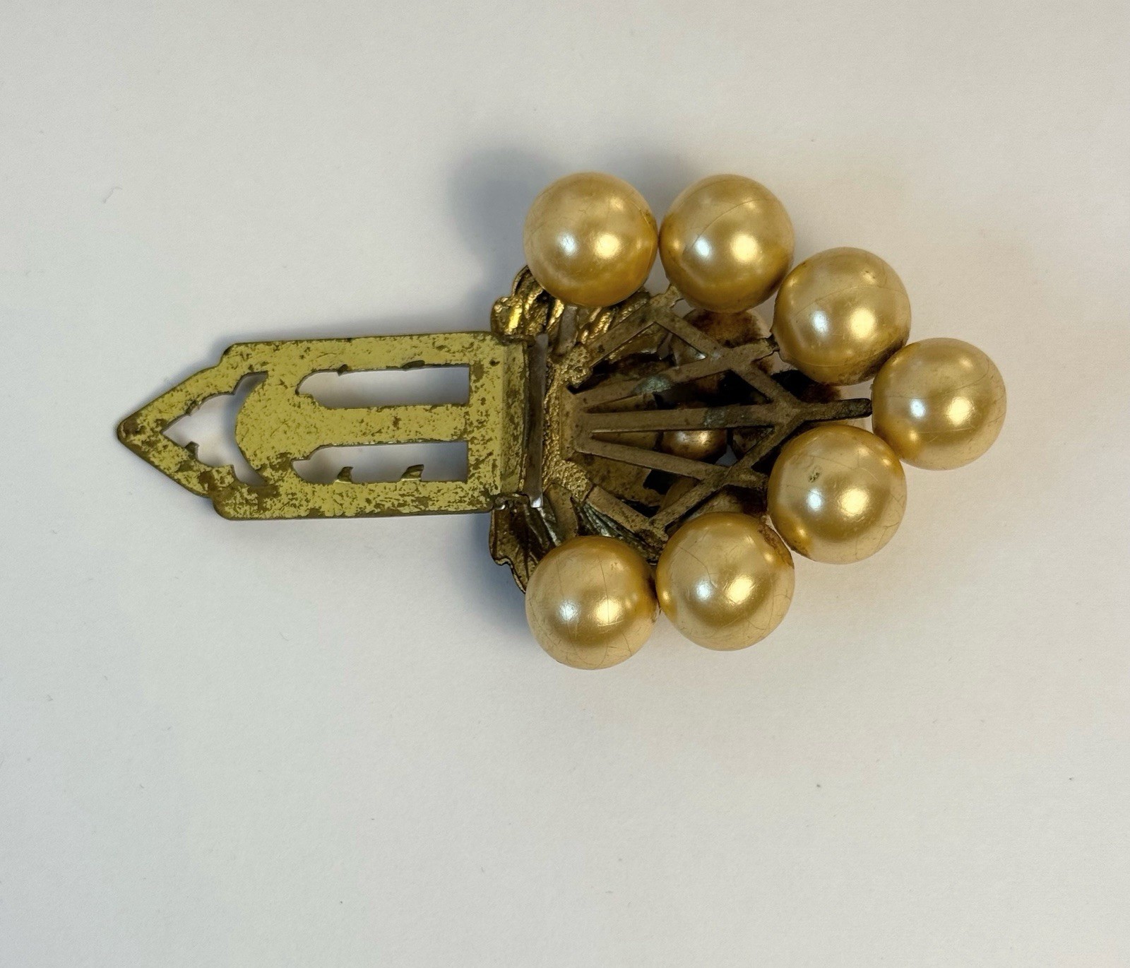 Vintage Gold Tone Bunch Of Grapes Dress Scarf Clip Collectible 2in 0092