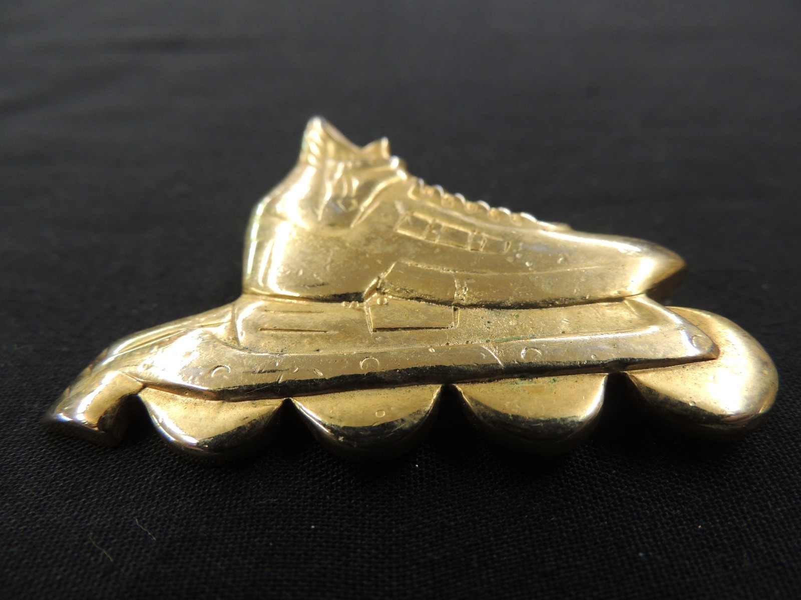 Vintage All Goldtone Roller Blade Brooch Pin Sports Derby Skating Entertainment