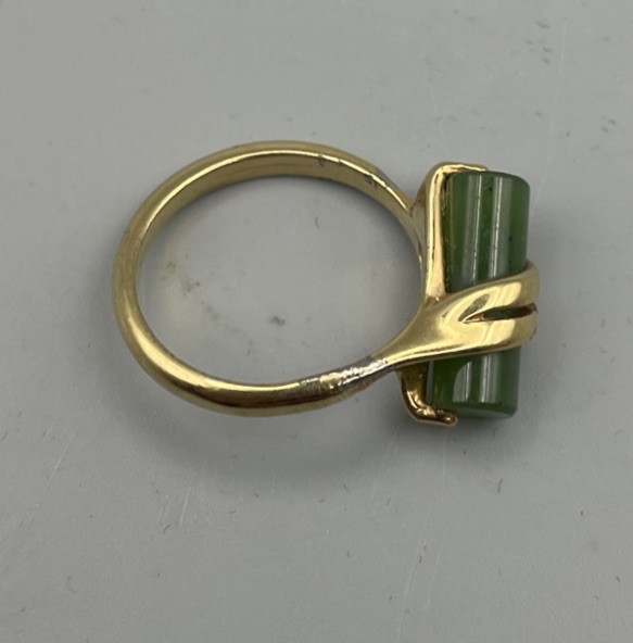 1978 AVON Captured Jade Green Stone Gold Tone Ring Size 5