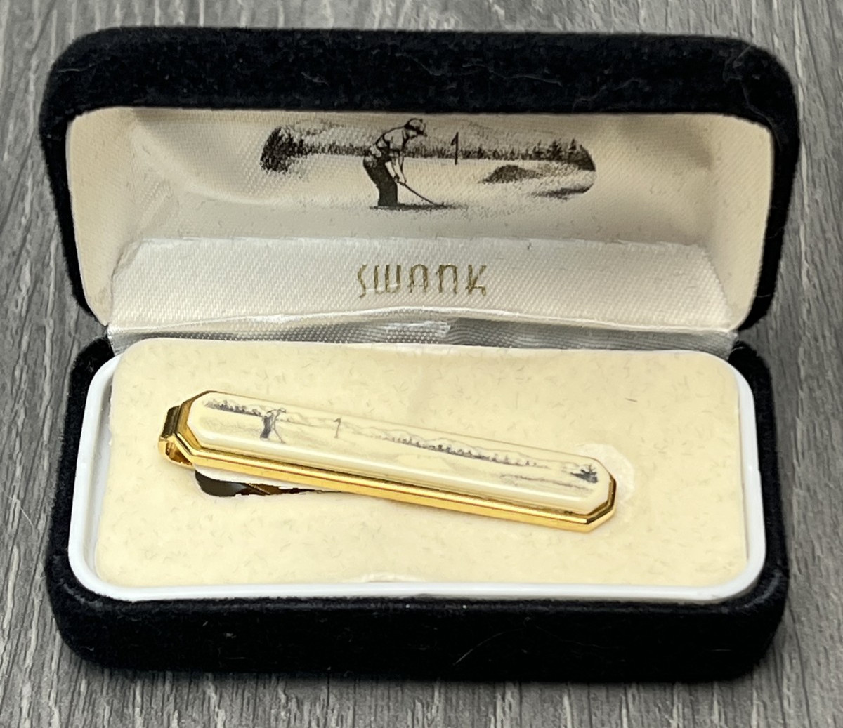 Vintage SWANK Men’s Gold Tone Golf Scene Tie Clip Bar in Original Box