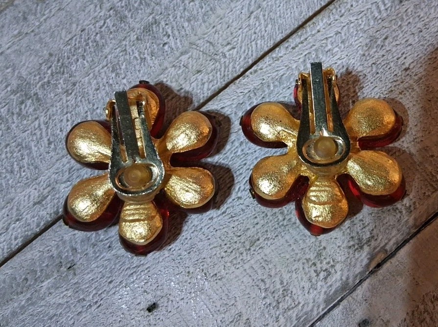 Vintage Red & Green Gripoix Glass Gold Flower Clip-On Earrings Stunning!