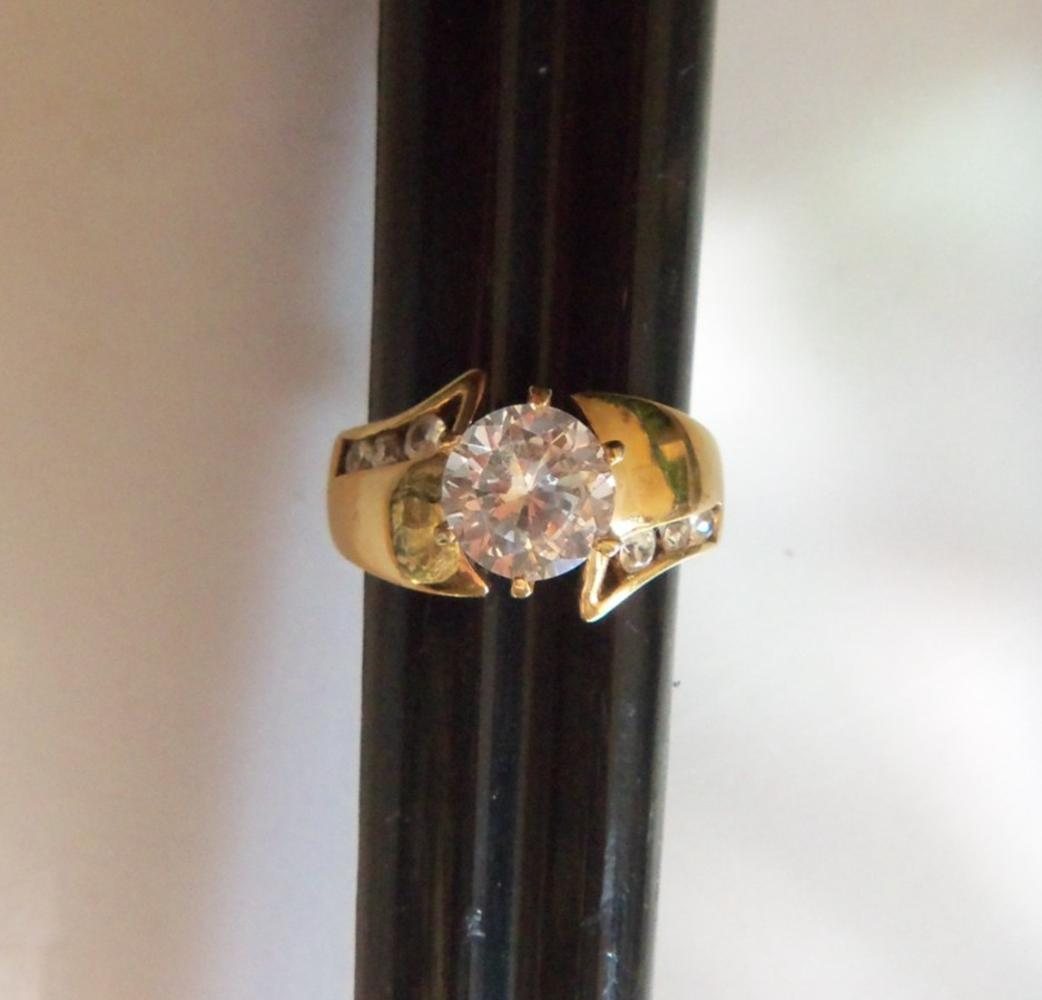 18k GE Ring w/Large CZ Stone & Side Channel Set Stones Size 7 RSC VERY NICE