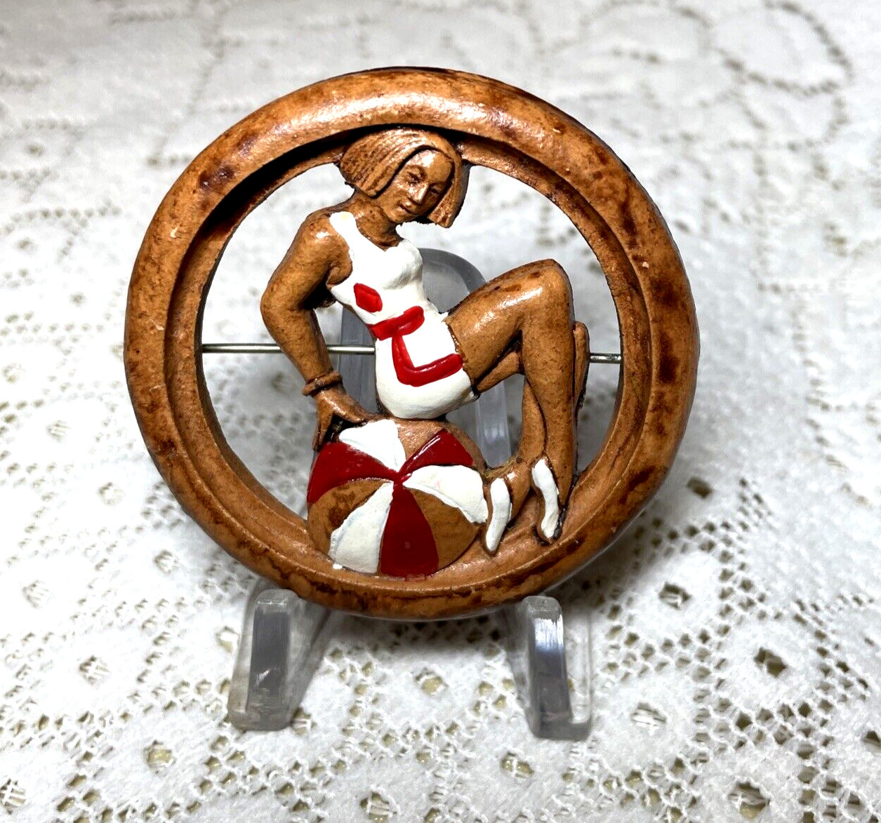 VTG 1940’S ART DECO LADY PLAYER ON A BEACH RESIN W WOOD EFFECT PIN/BROOCH