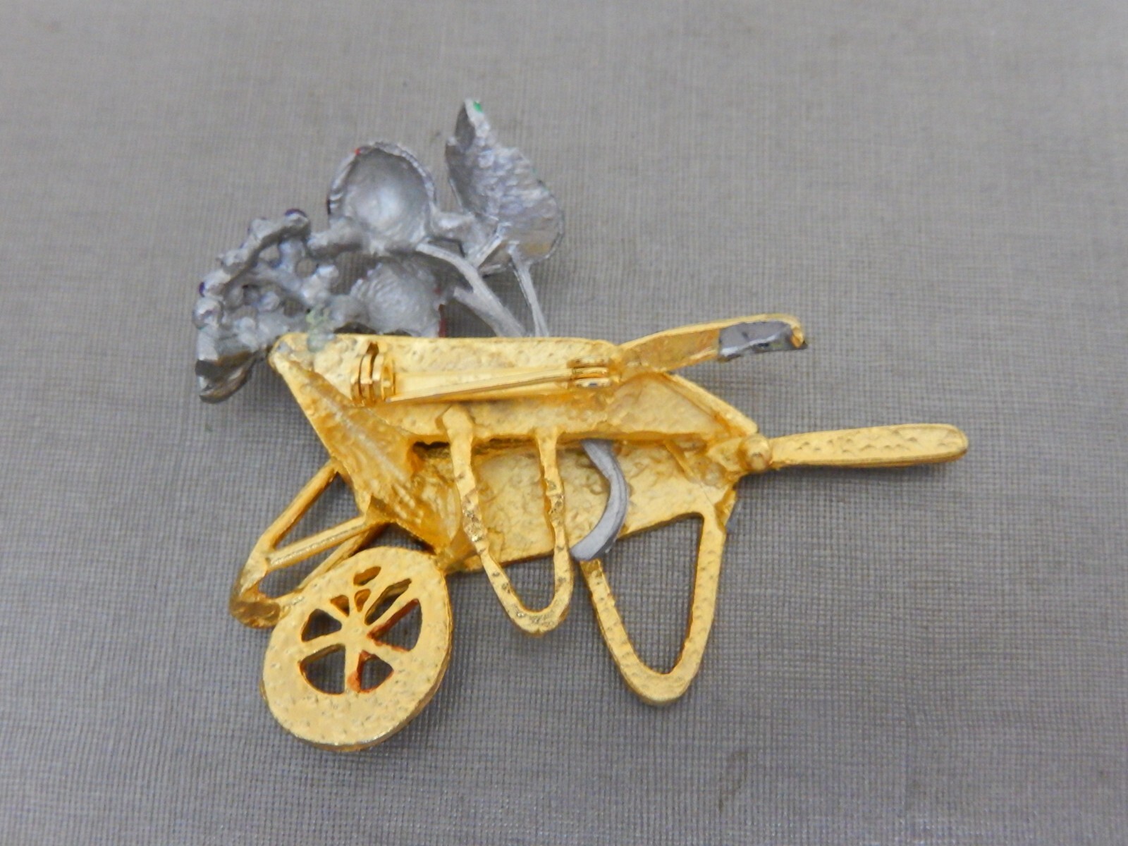 VINTAGE FRUIT CART WHEELBARROW APPLE PEAR GRAPES ENAMEL GOLD TONE BROOCH