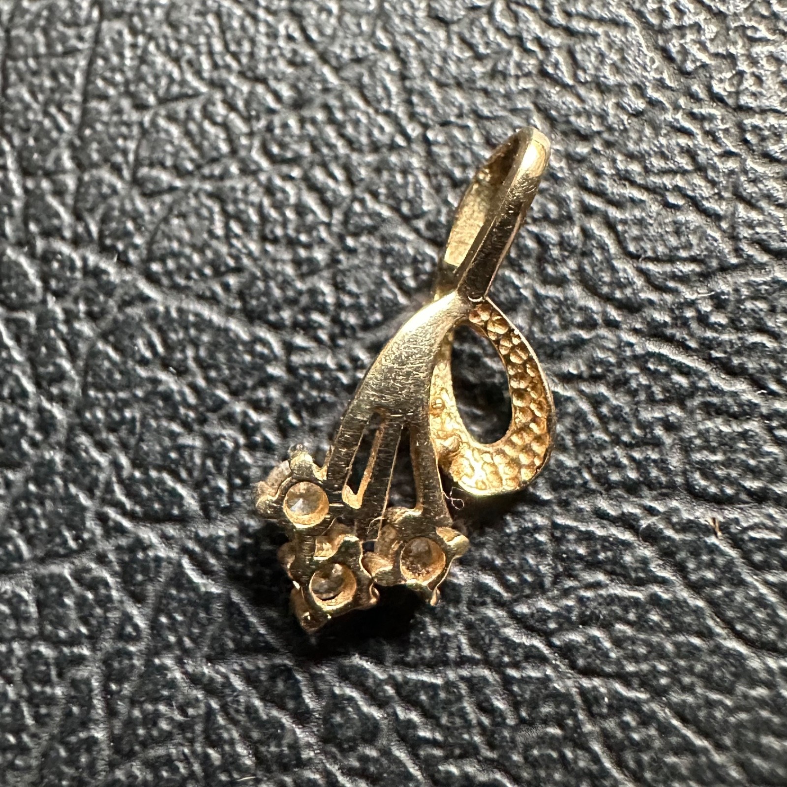 Vintage 9ct 9k carat cubic zirconia Yellow gold pendant 0.71g