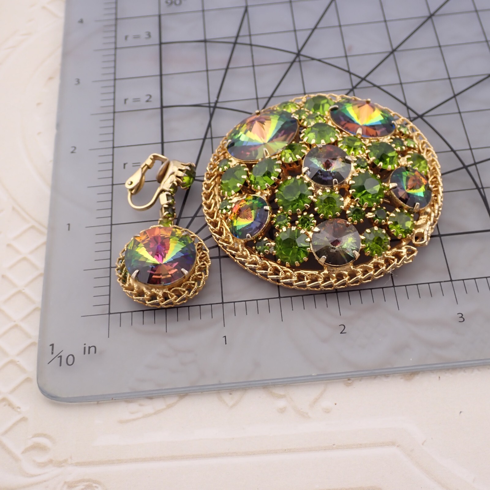 VTG Green Rivoli Point Up Rhinestone Chain Surround Brooch Dangle Earring Set