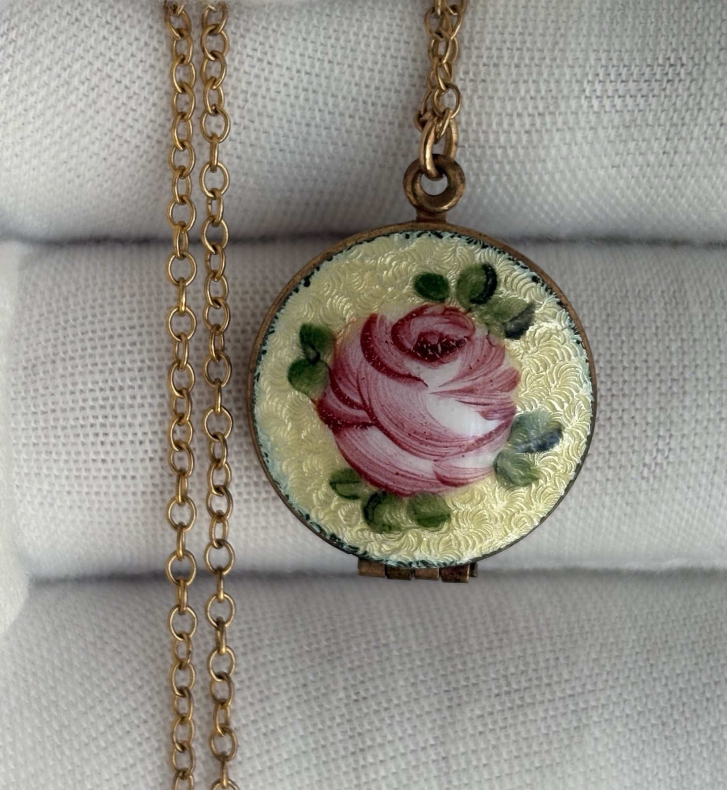 GOLD FILLED FRENCH ENAMEL ROUND LOCKET ROSE 18” NECKLACE 6.10 GRAMS VINTAGE