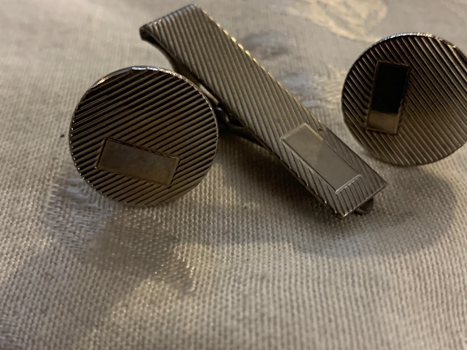 CUFF LINKS & TIE CLIP SILVER COLOR COOL DESIGN VINTAGE SET 1/2″ & 1 1/2″ in si