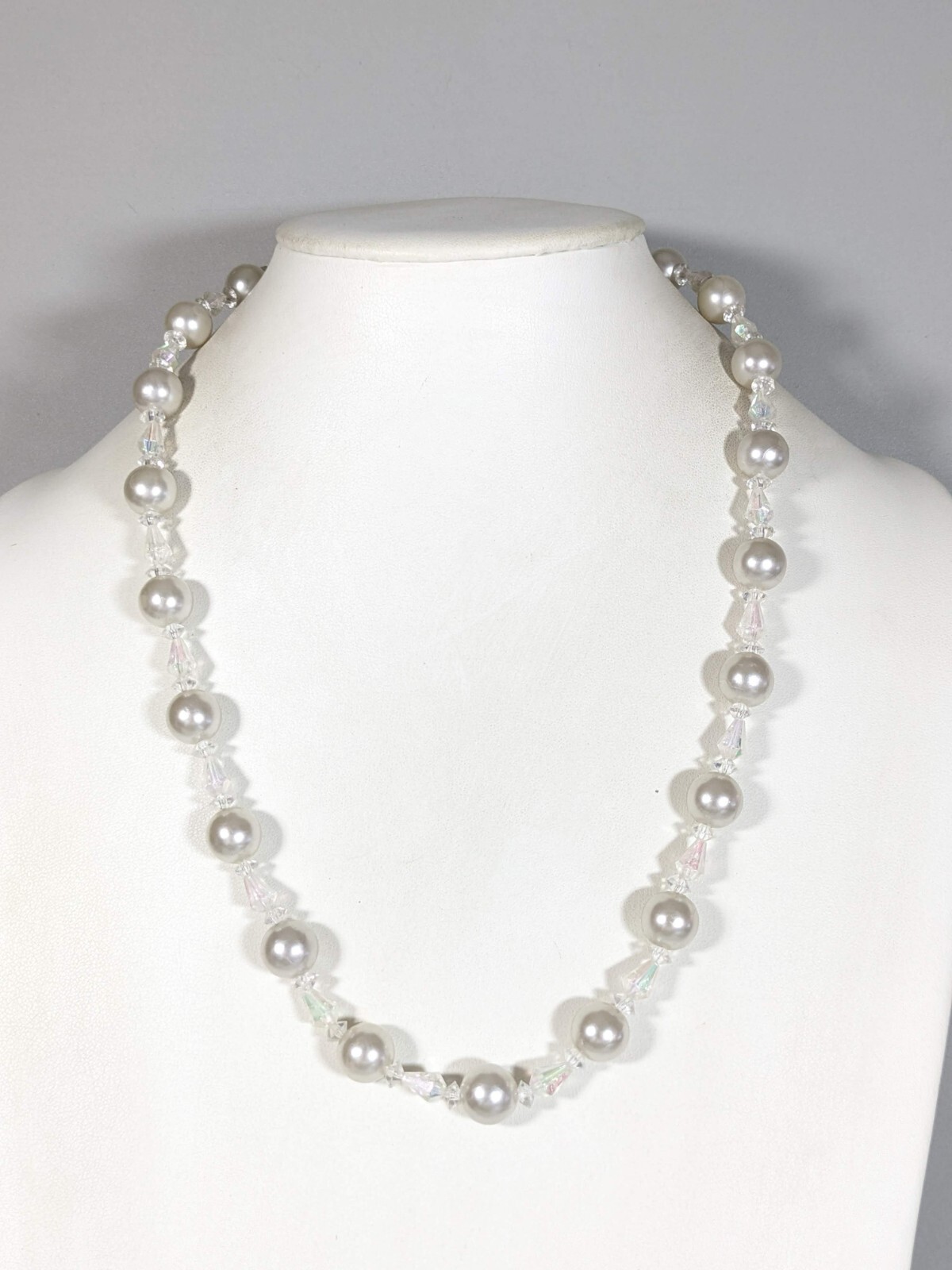 Vintage White Acrylic Faux Pearl Teardrop Beaded Necklace Silver Tone 22 inches