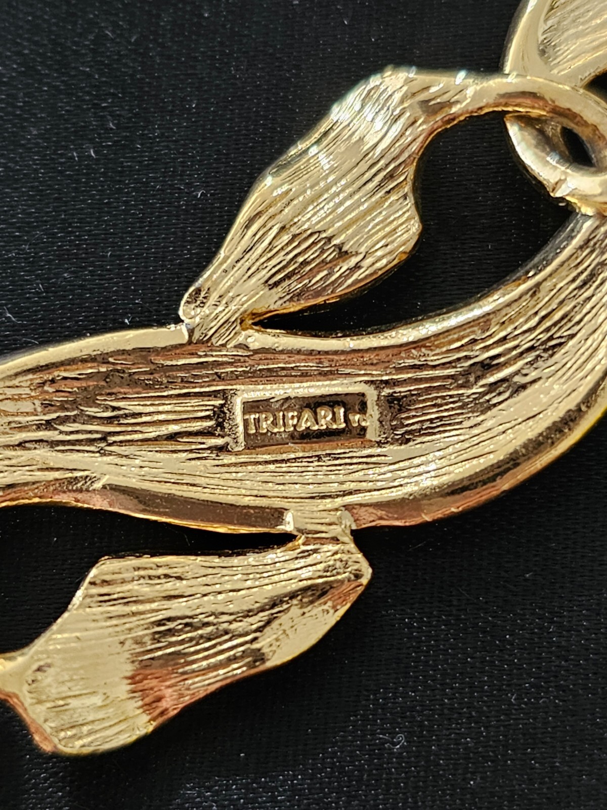 TRIFARI women bracelet gold tone and ivory color and in excellent condition.