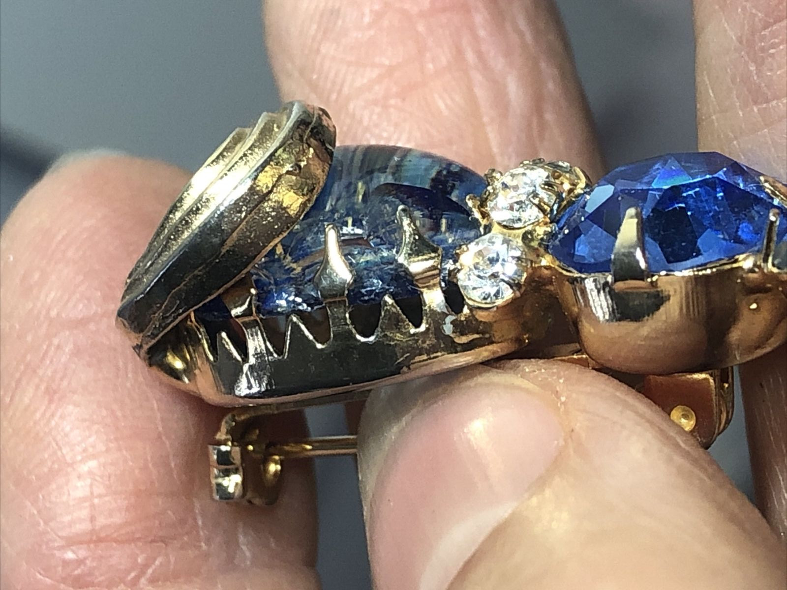 Vintage Gold tone Kitty Cat Blue Foiled Oval Dome Tummy Rhinestone pin 39mm