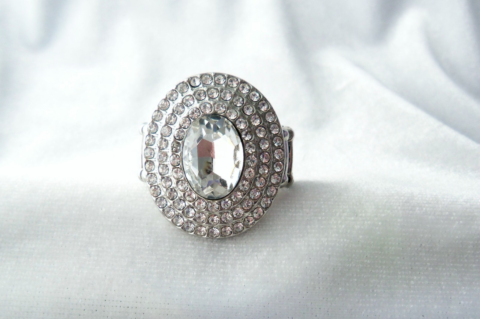 Vintage Large Center Stone Pave Crystal Rhinestone Silvertone Stretch Band Ring