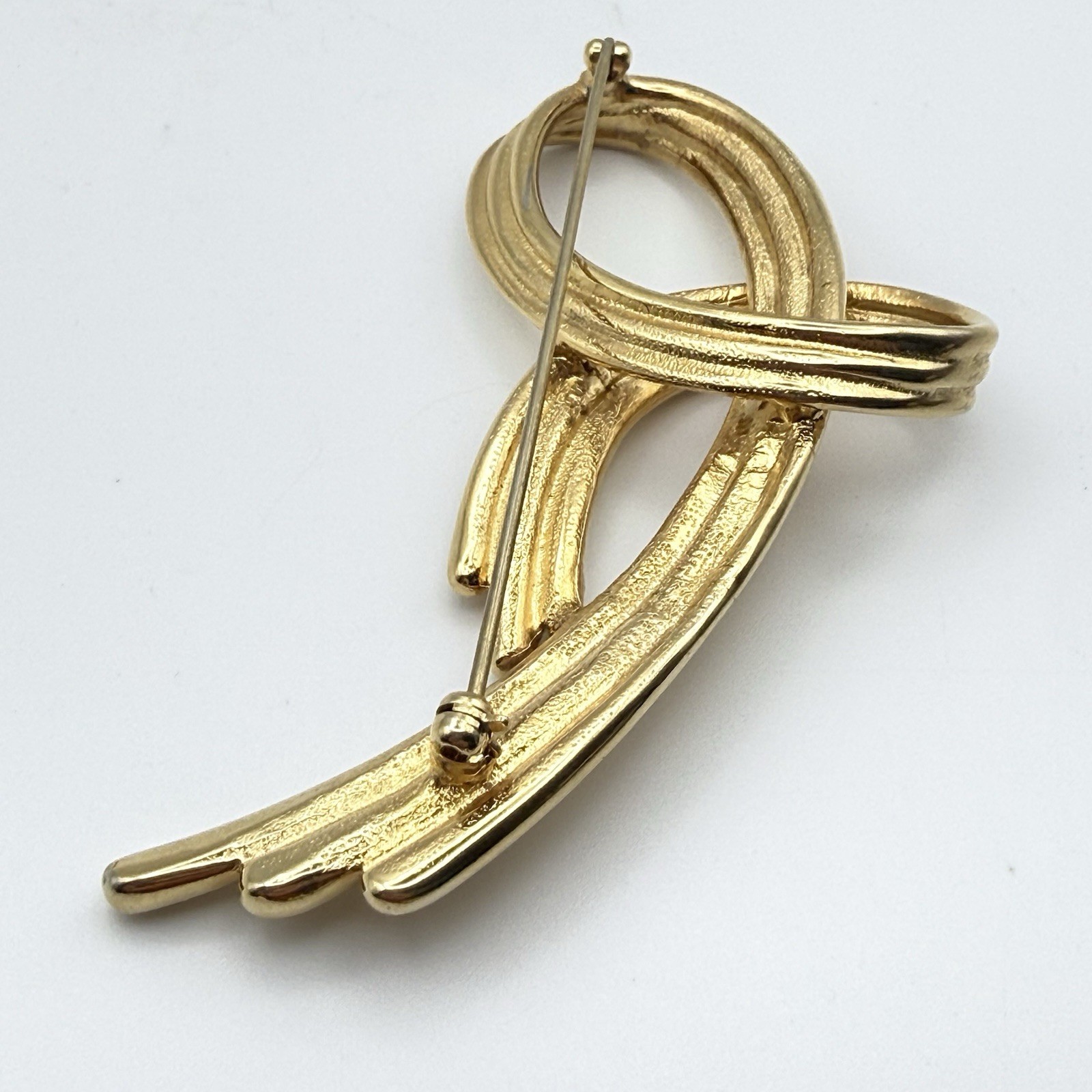 Vintage Gold Tone Knot Brooch Modernist Ribbon Swirl Statement Pin Bold 2.75″