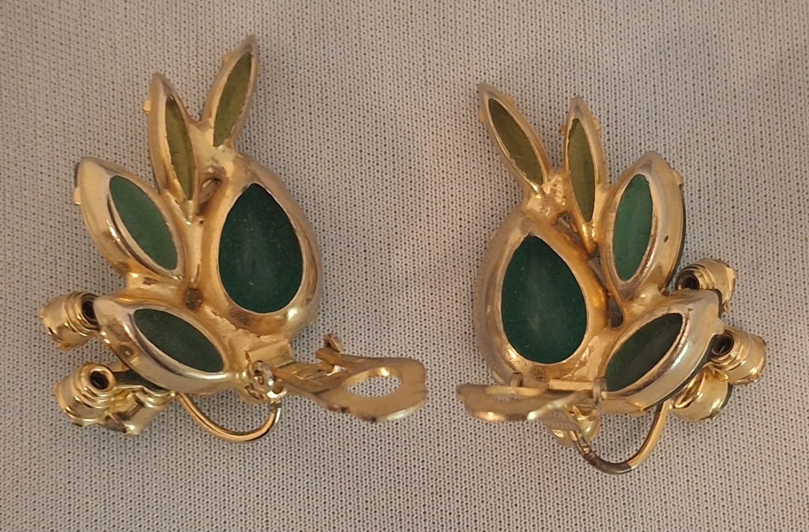 Vintage Mid Century Emerald Green Rhinstone Clip On Earrings Floral Cluster D&E