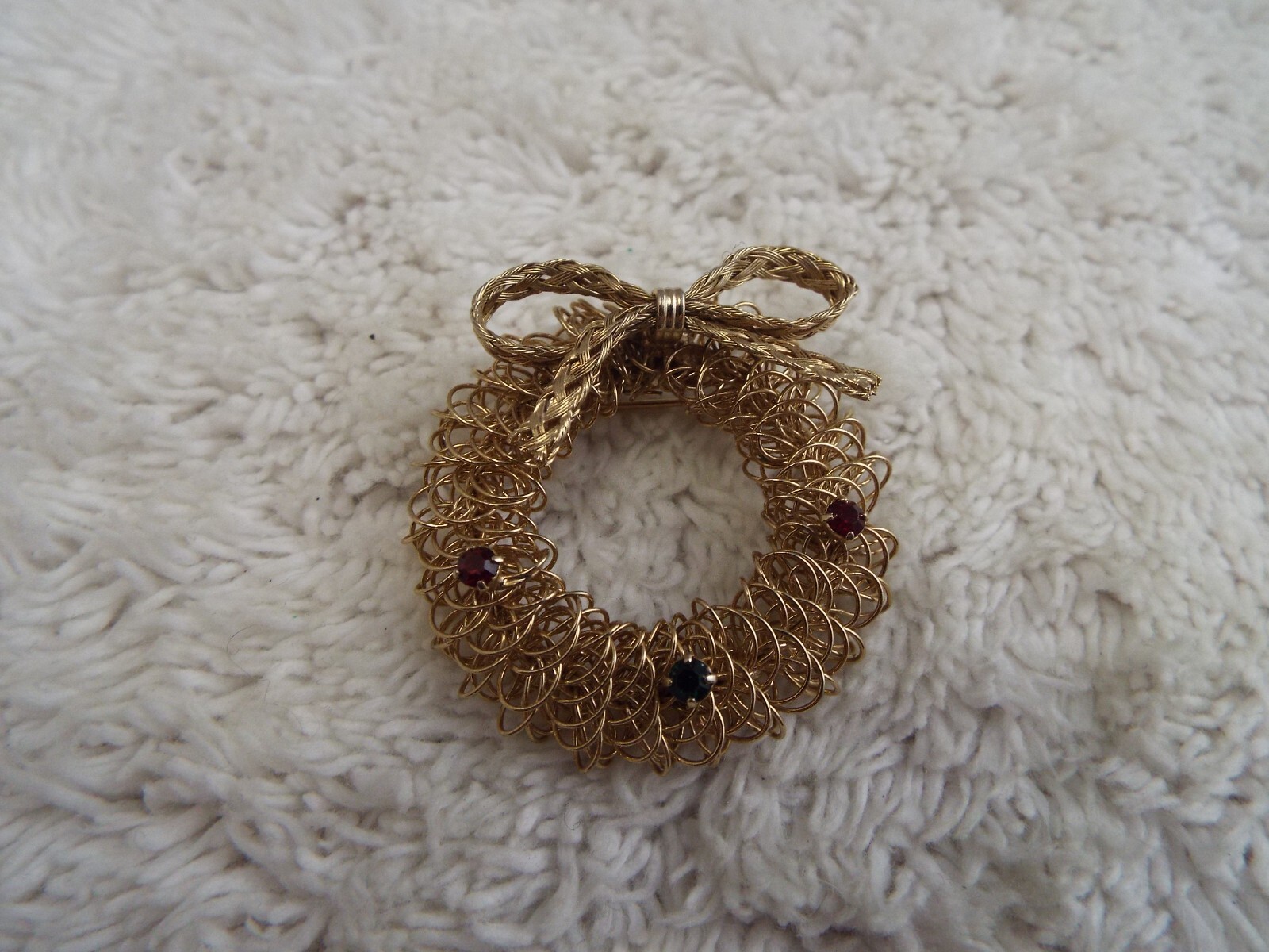 Goldtone Wire Christmas Wreath Pin (A53)