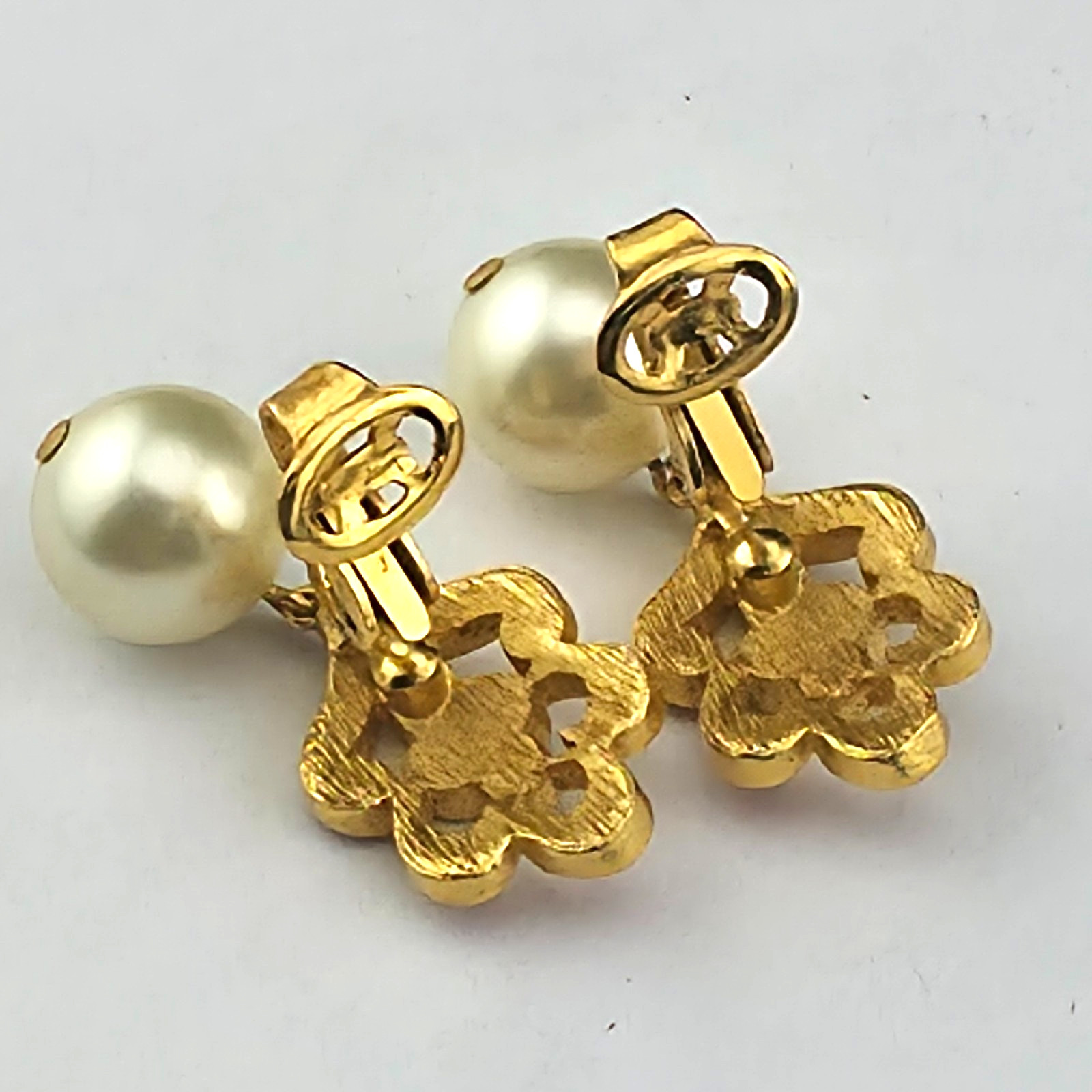 Vintage Crown Trifari Red Enamel Faux Pearl Dangle Earrings 1.5″ Gold Tone