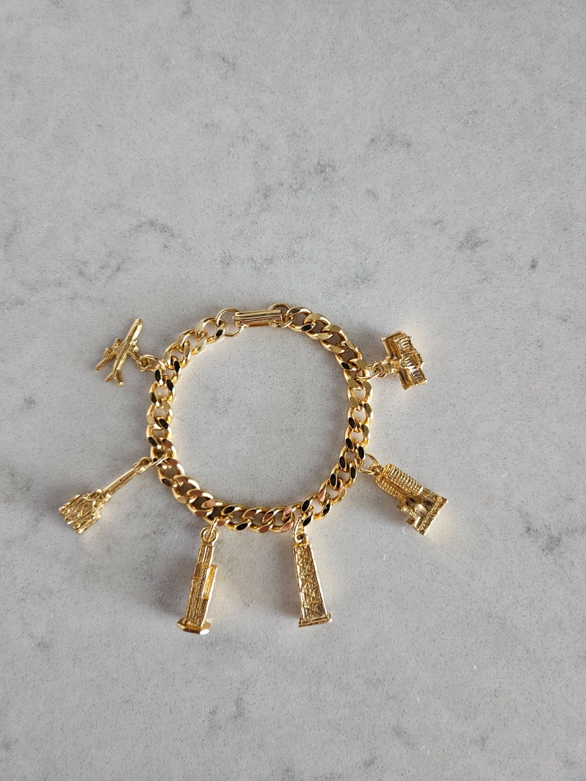 GOLD-TONE CHARM BRACELET WITH FAMOUS BUILDINGS IN CHICAGO CHARMS