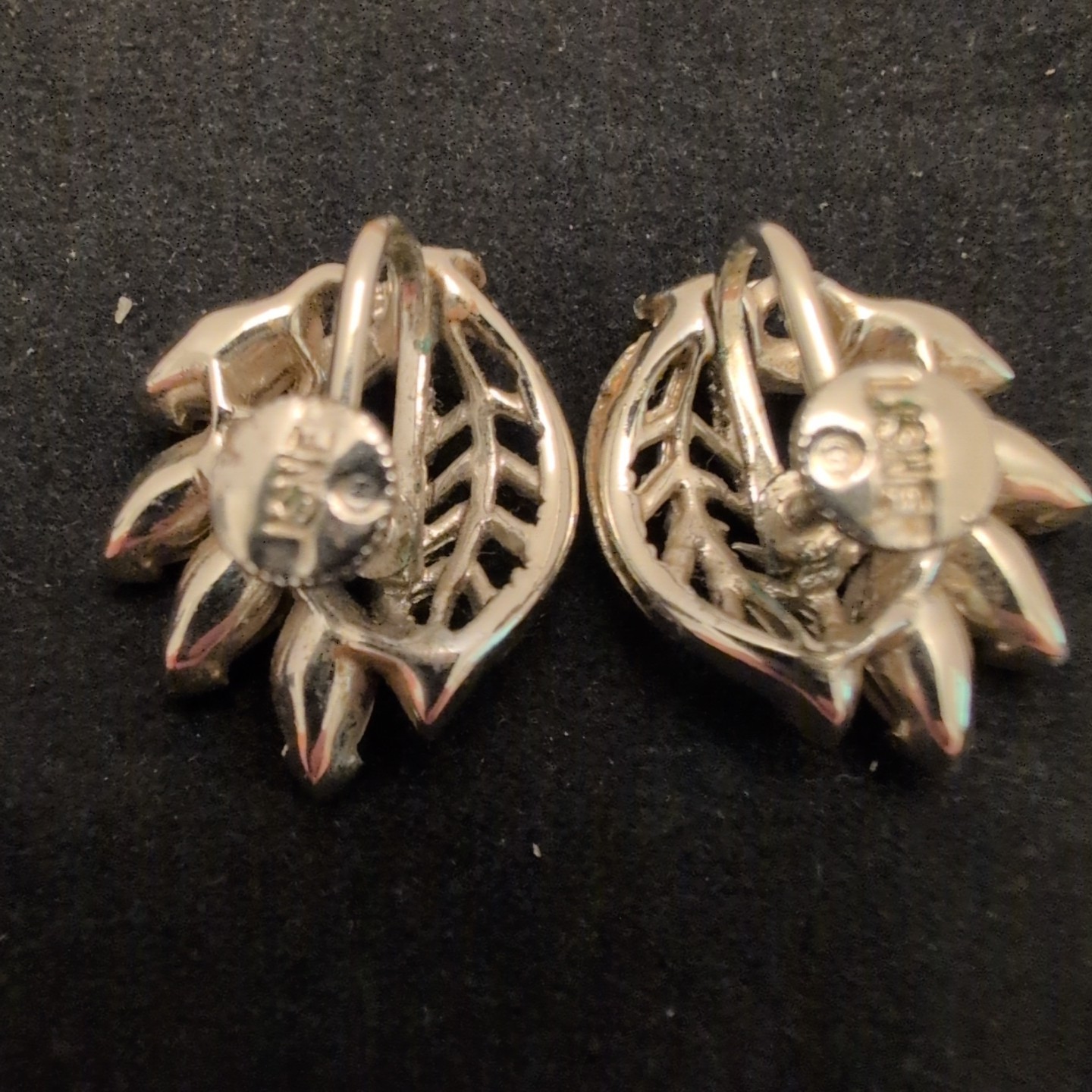 Vintage Lisner White Screw Back Earrings With Silver Tone Filigree 