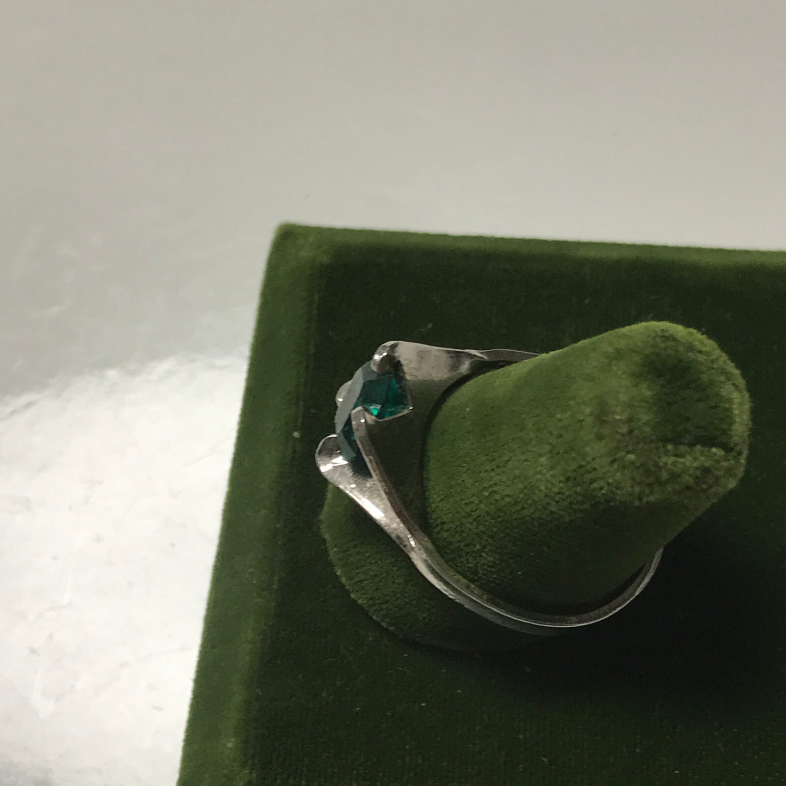 Vintage Simulated Emerald Stamped 18k HGE Ring Size 3 May Birth Stone Green