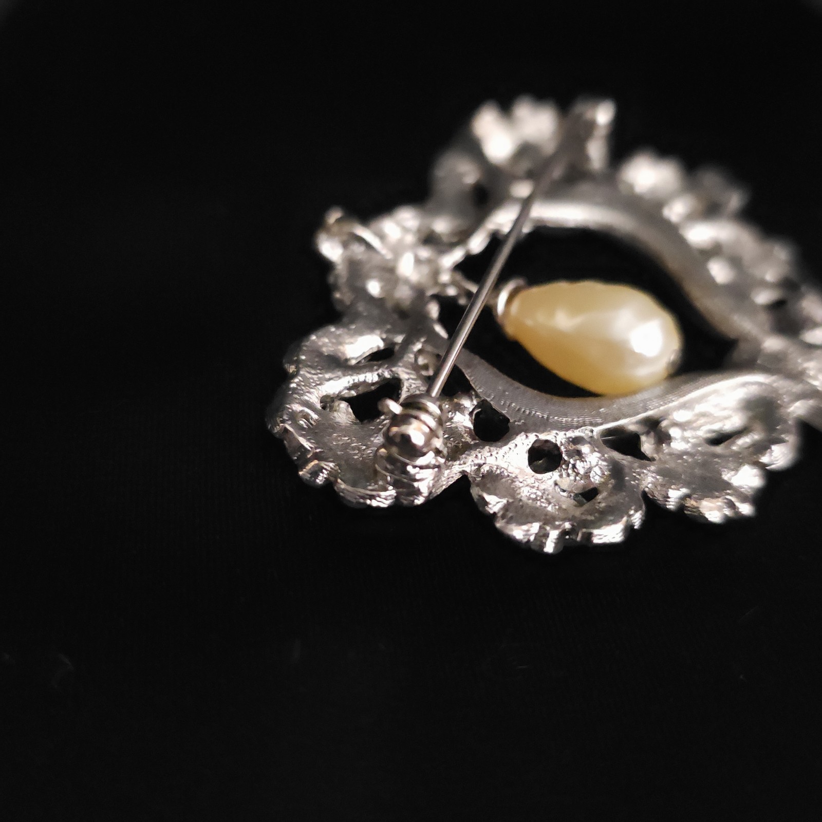 Vintage 1990s Teardrop Pearl Brooch Floral Heart Wreath Marcasite Victorian Goth