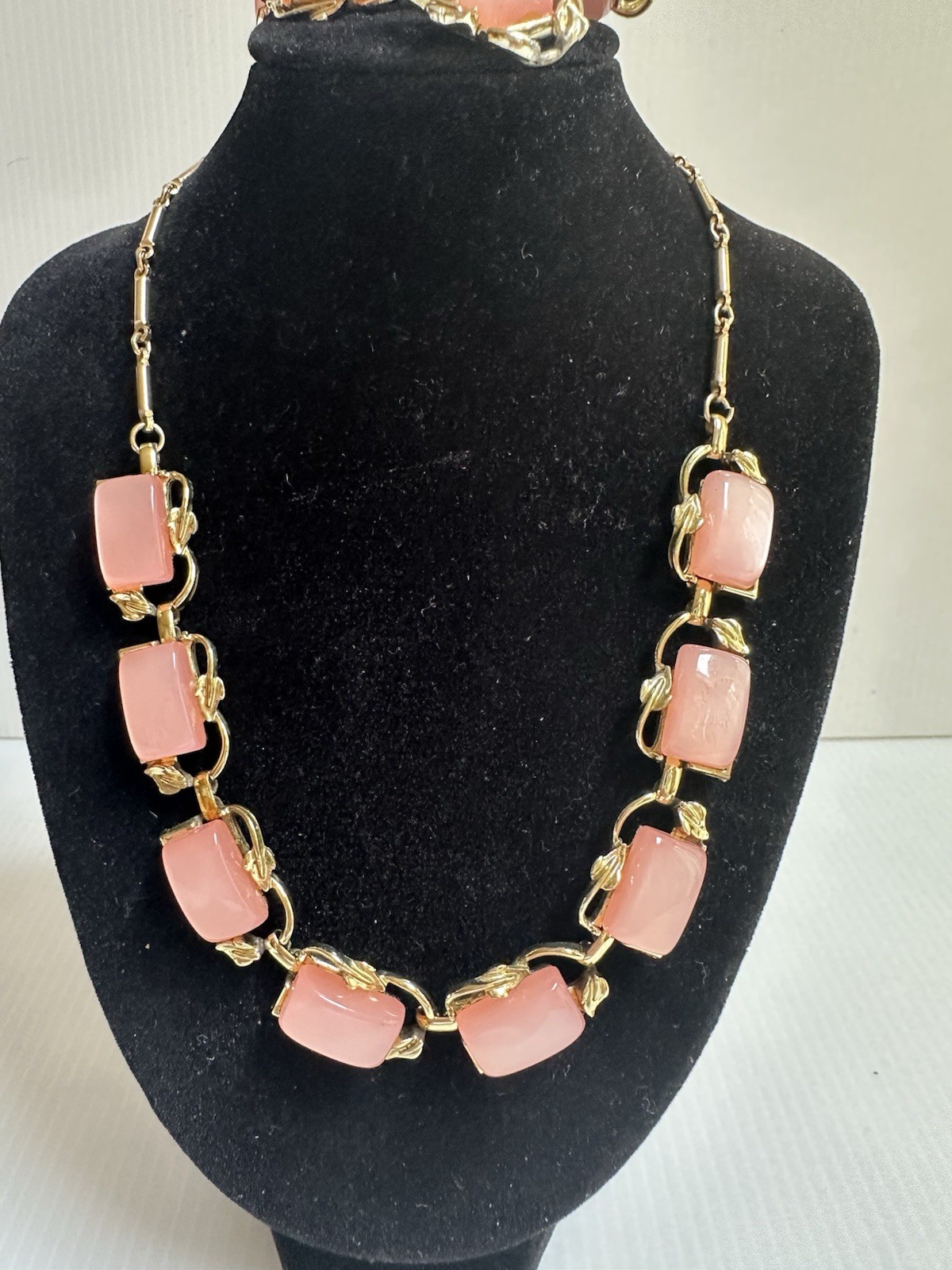 VTG 1950 SIGN CORO SET NECKLACE 17”BRACELET 7’ GOLD TONE THERMOSET PINK MOONGLOW
