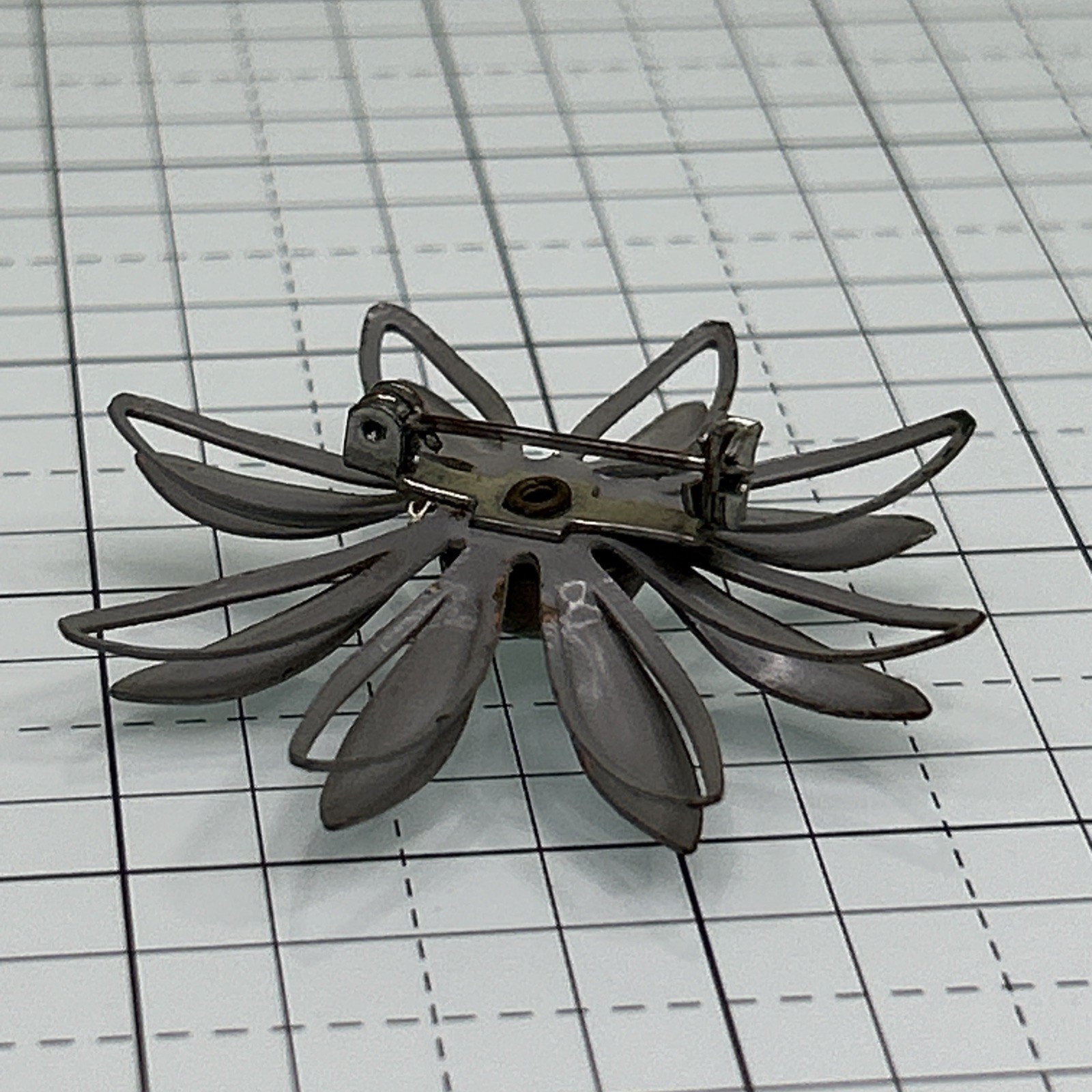 Vintage Retro Hippy Mod 60’s Gray Daisy Metal Flower Pin Brooch