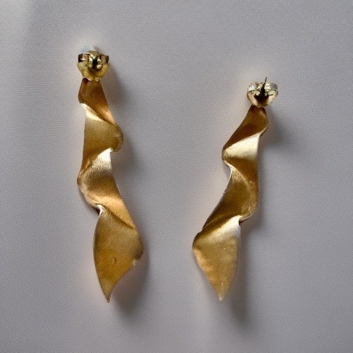 Vintage Avon Matte Gold Tone Swirl Ribbon Drop Pierced Earrings 2.75″ 18g READ