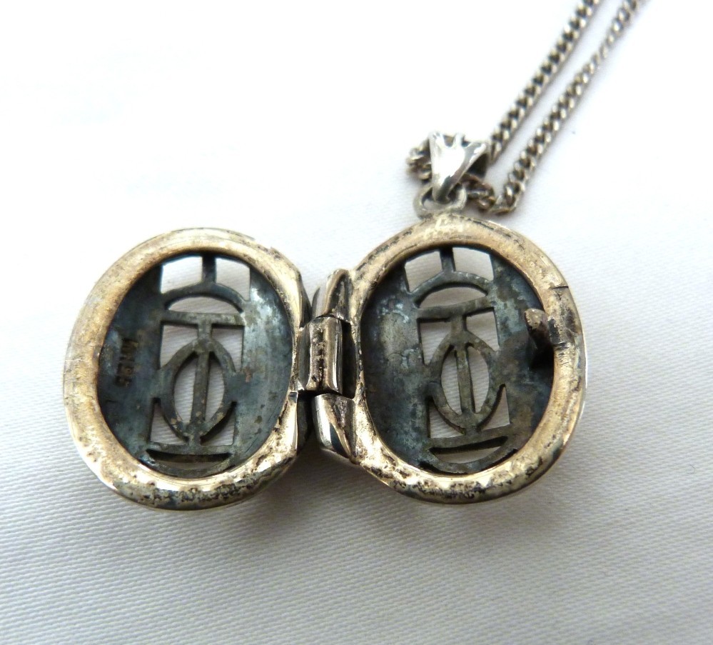 KIT HEATH KH CELTIC DESIGN CUT OUT STERLING SILVER OPENING LOCKET CHAIN NECKLACE