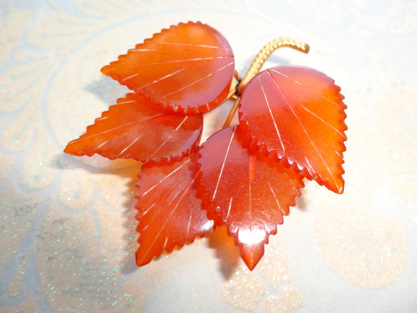 VTG ESTATE CARVED HONEY-COLORED RUSSIAN SOVIET BALTIC AMBER FIVE LEAF BROOCH PIN