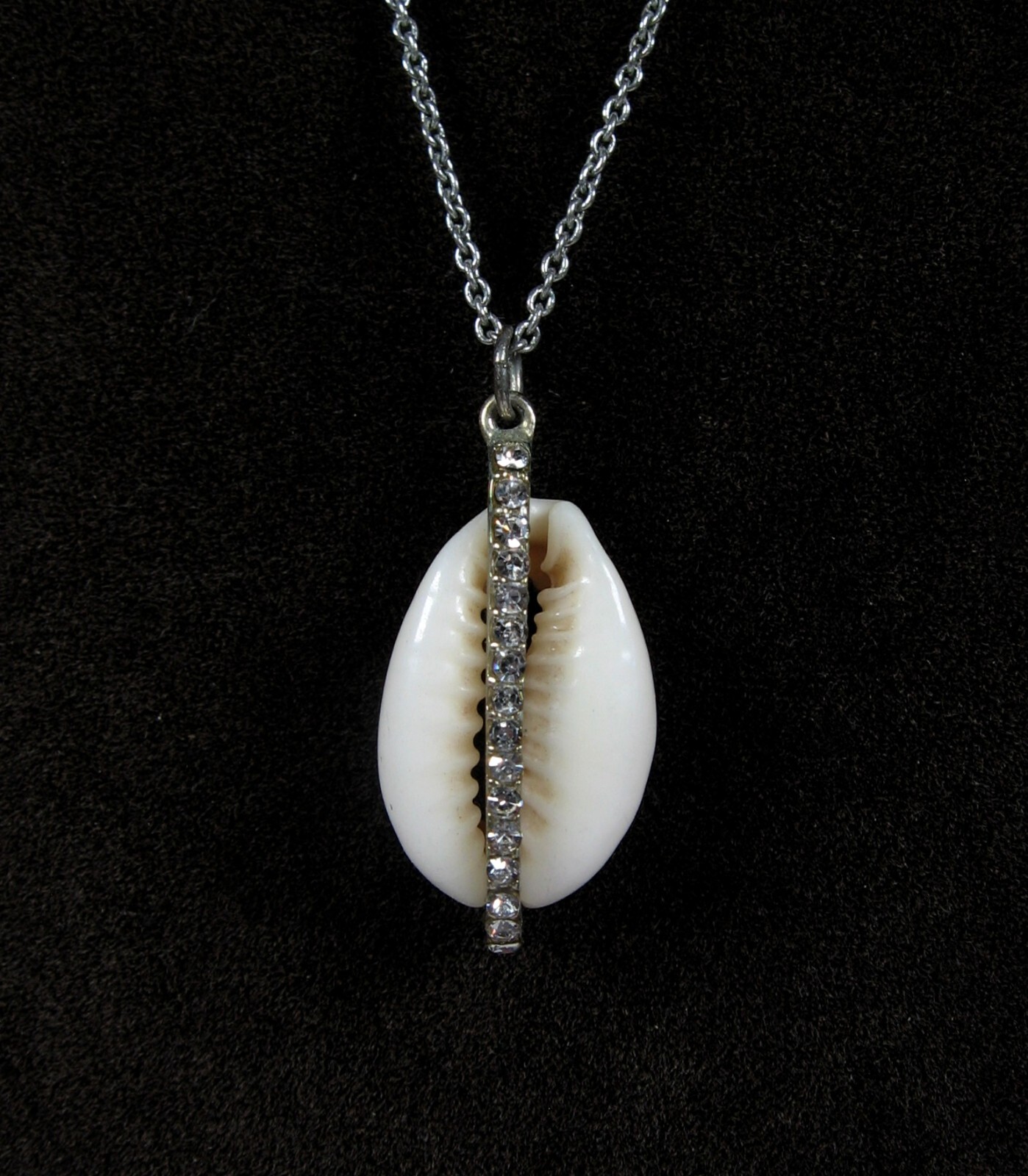 COWRIE SHELL Pendant RHINESTONES Vintage NECKLACE Silvertone 20″ LOFT OUTLET