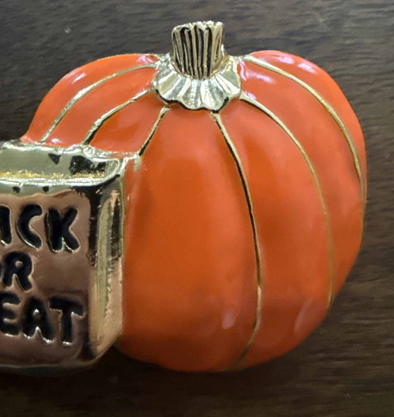 TRICK OR TREAT METAL & ENAMEL FINISH PUMPKIN HALLOWEEN BROOCH PIN JEWELRY VTG