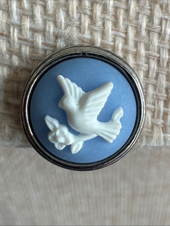 VTG 1983 Avon “Dove with Olive Branch ” Cameo Clip-on Earrings Blue Silver Tone