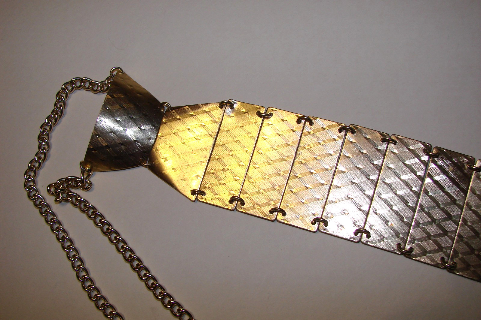 VINTAGE FUN MOD MID CENTURY GOLD ALUMINUM DISCO NECK TIE NECKLACE HONG KONG