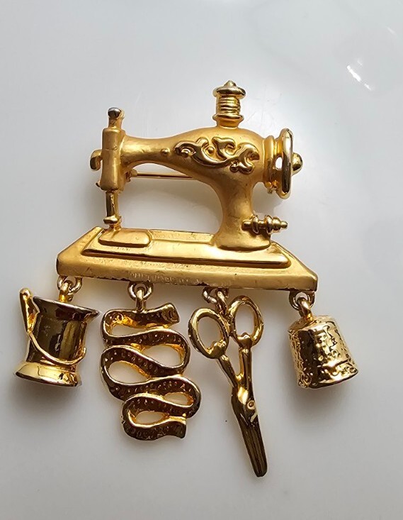 Danecraft Vtg Sewing Machine W/Dangling Charms. Thread,Tape Measure ,scissors