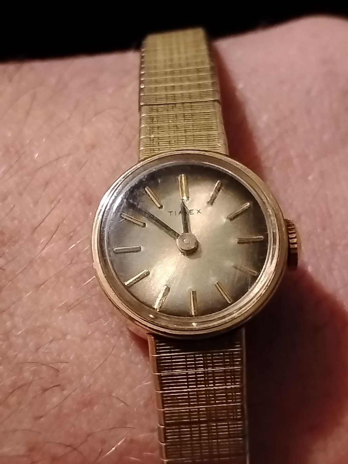 Vintage Womens Hand Wind Timex Watch 17mm X 7 3/4” in working order keeps time