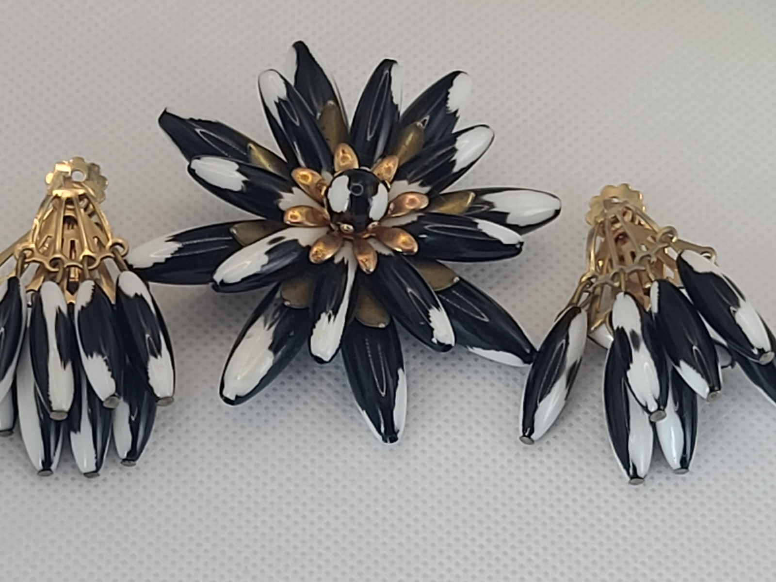 Vintage Trifari Look Unbraned Black and White Clip on Earring & Matching Brooch