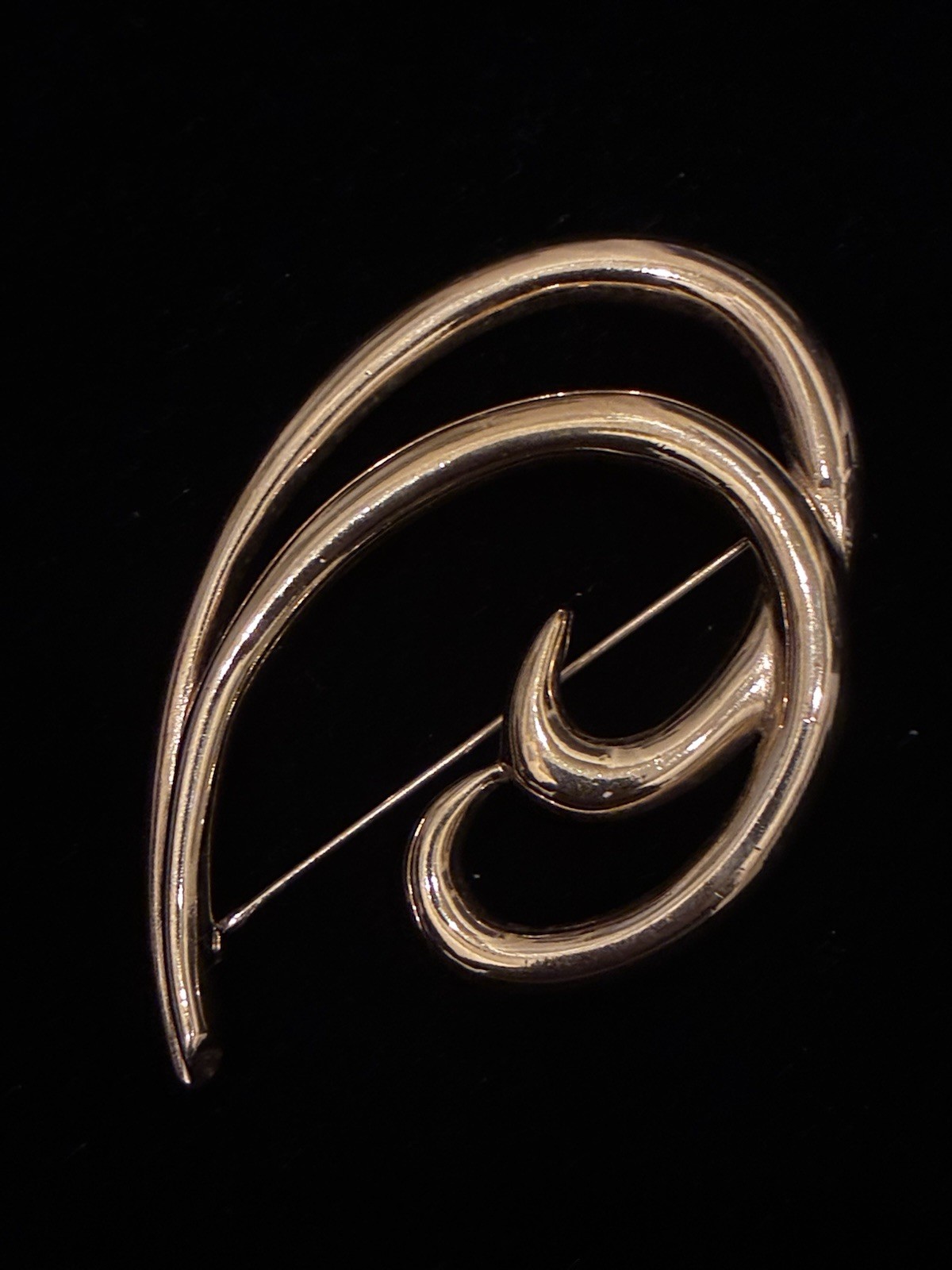 VINTAGE TRIFARI TM GOLD DOUBLE SWIRL BROOCH / PIN – BEAUTIFUL PIN!!