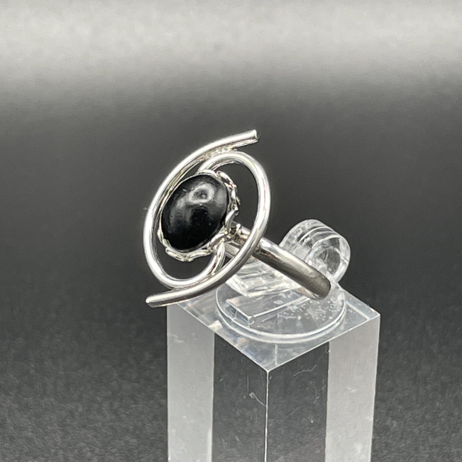 Vintage Modernist Silver Tone Swirl Design With Faux Black Onyx Adjustable Ring