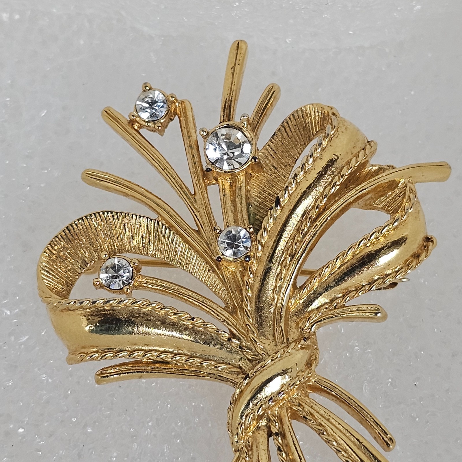 Vtg Gold Tone Textured Clear Crystal Rhinestone Brooch Pin Bouquet Ribbon Floral