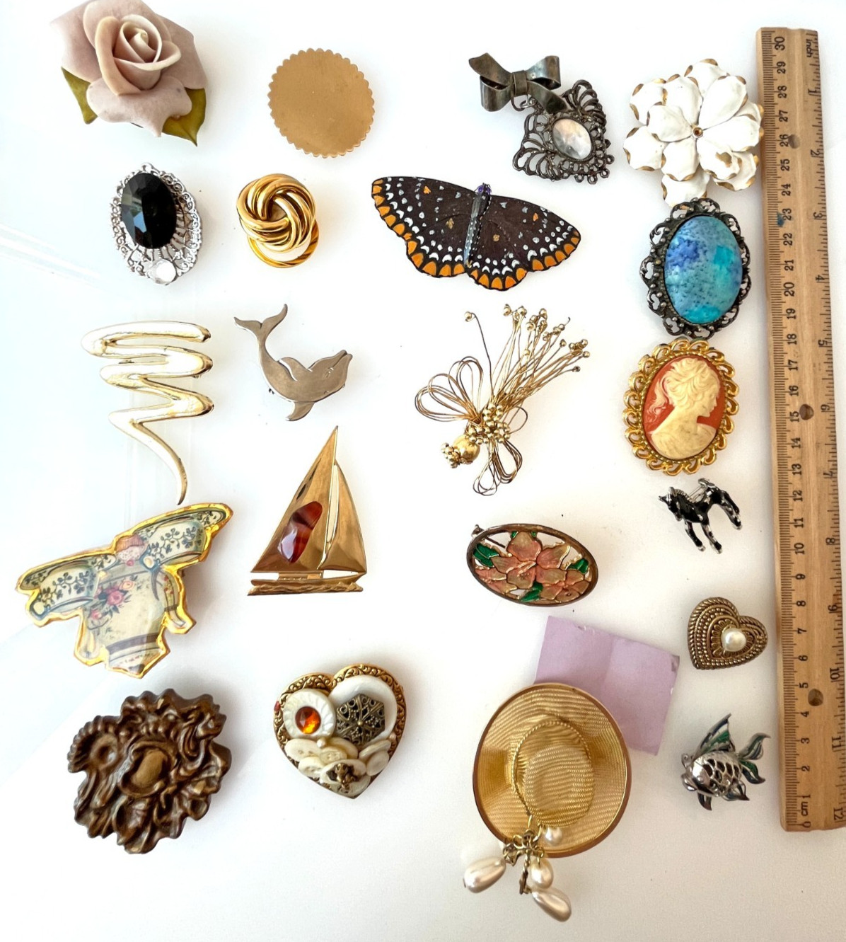 Lot Vintage 20 Brooches Flowers, Butterflies, Boat, Fish, Horse, Hearts, Cameo