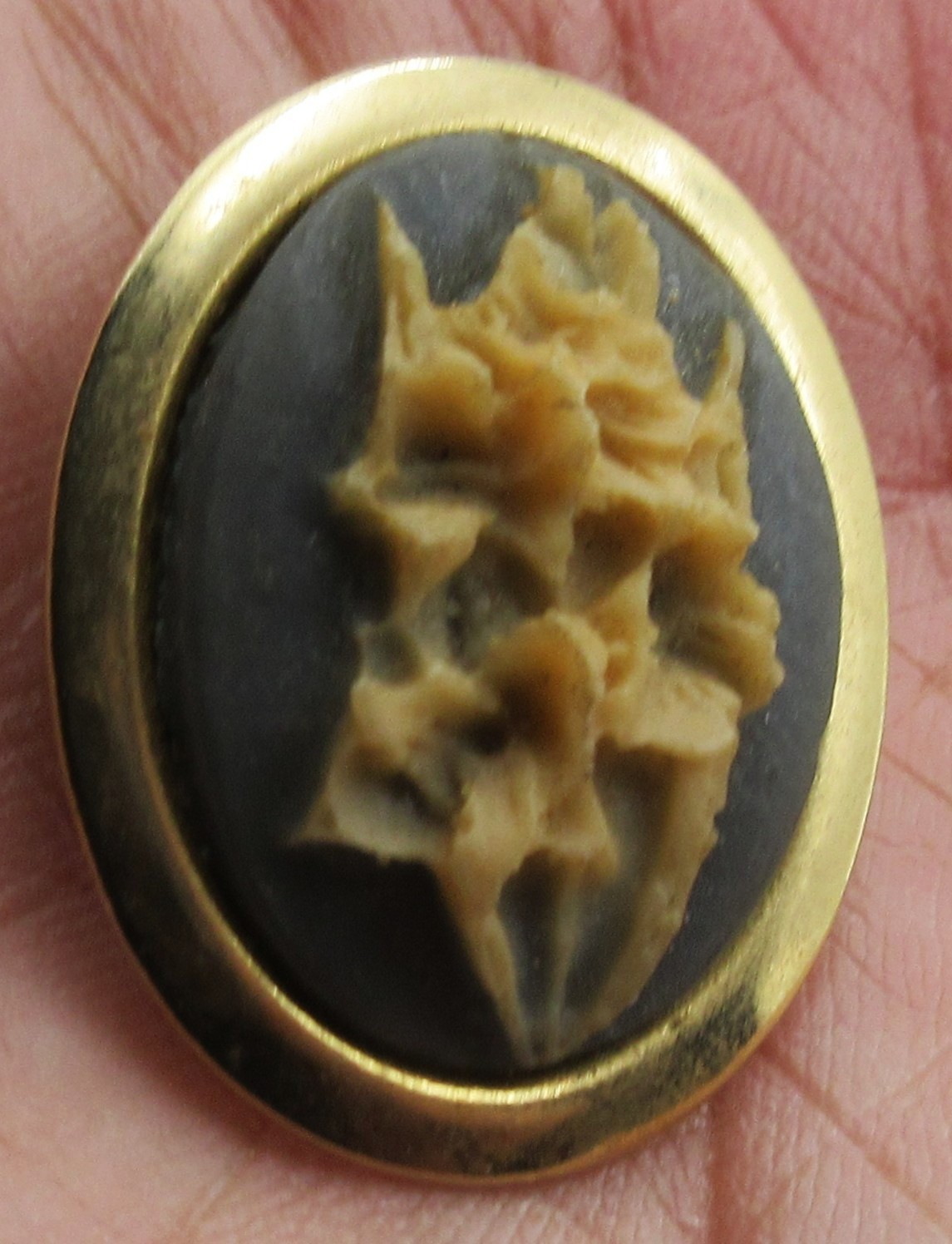 VTG UNUSUAL CELLULOID ? metal geometric 3D Brooch Pin off white black gold tone