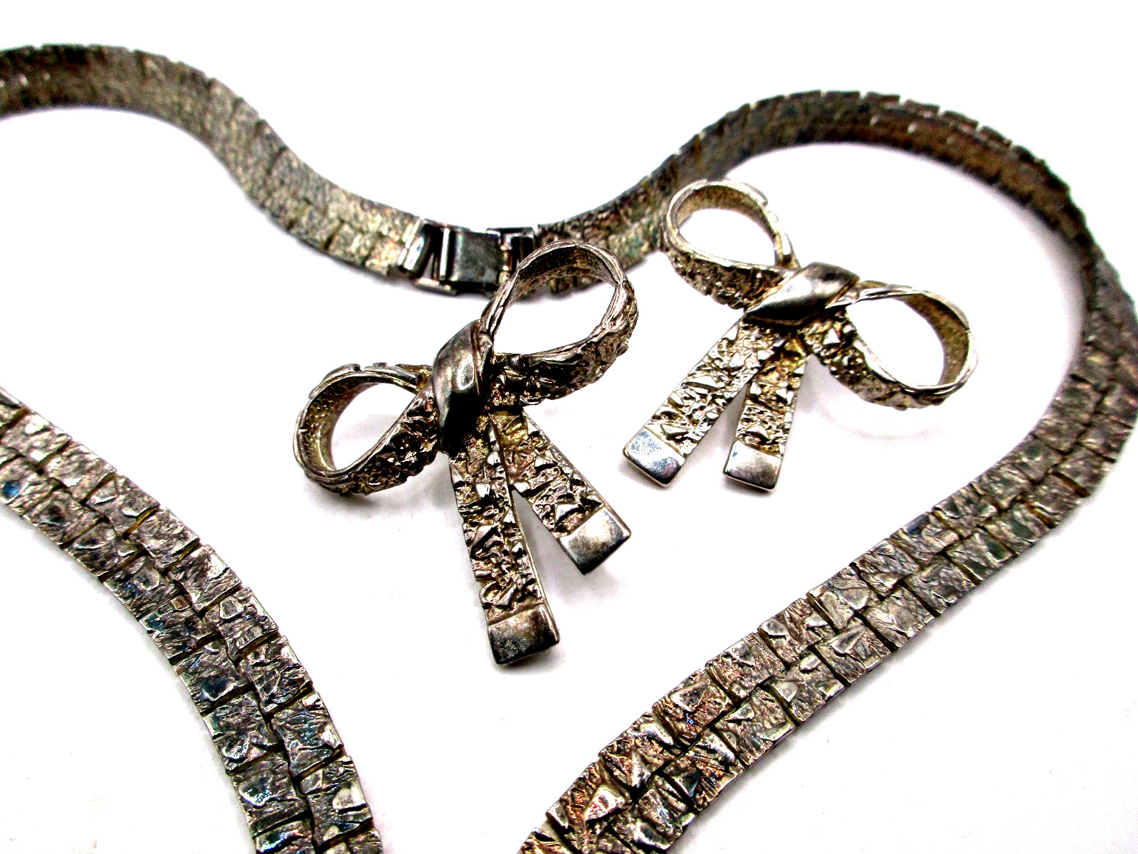 Vintage 1980’s Articulated Gold-tone Nugget Bow Ribbon Necklace and Earrings Set