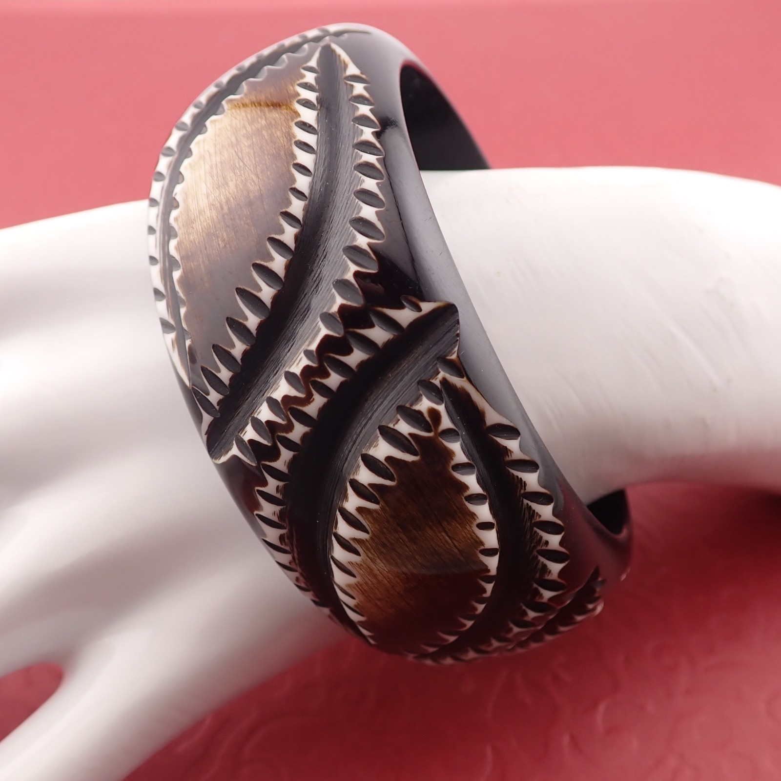 Vintage Brown White Deeply Carved 8″ Chunky Bangle Bracelet