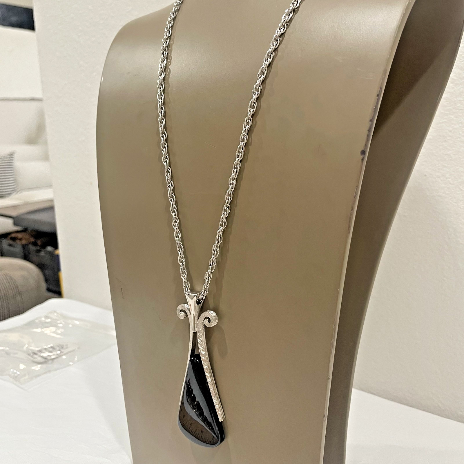 Vintage AVON Silver Tone Bold Black Teardrop Cabochon Pendant Necklace 70s 24″