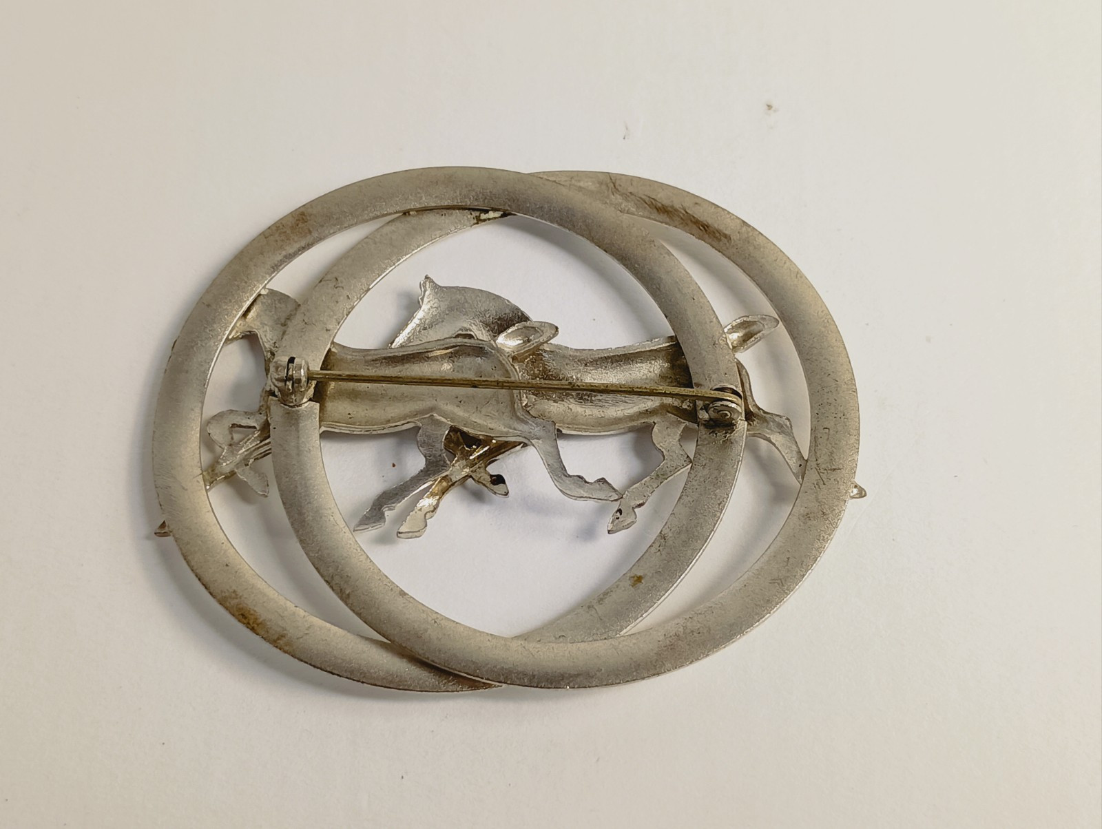 VINTAGE SILVER TONE 2 RUNNING HORSE EQUESTRIAN PIN BROOCH ROUND 2 1/2″