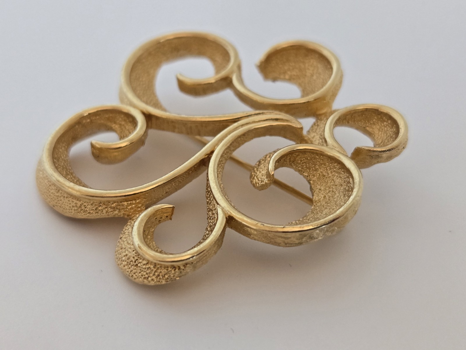Vintage Crown Trifari Gold Plated Swirl Ribbon Design Brooch 1 3/4″