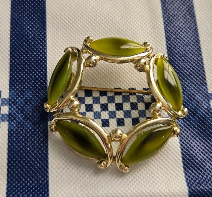 Vintage 1950’s Retro Emmons Gold Tone Green Cabochon Circle Wreath Brooch /Pin