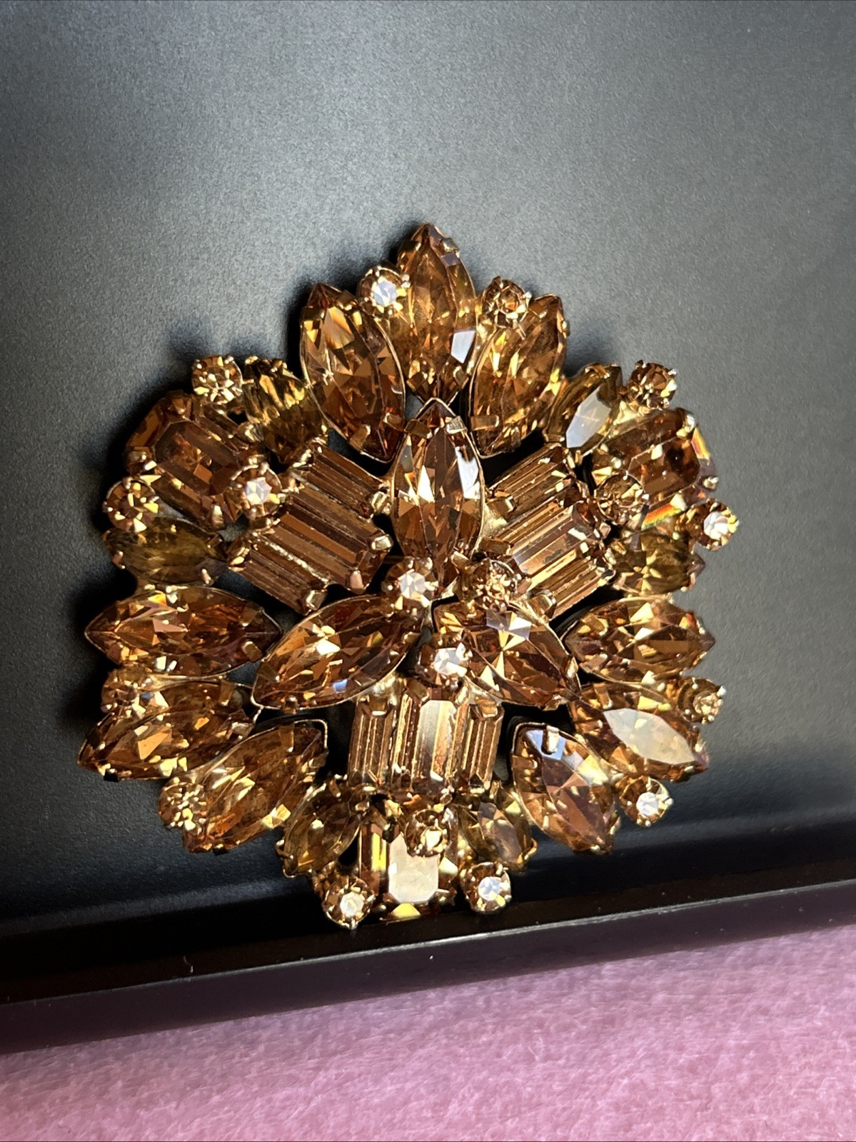 RARE STUNNING WEISS Gold PLATE Tiered Baguette Champagne Stones Brooch Pin